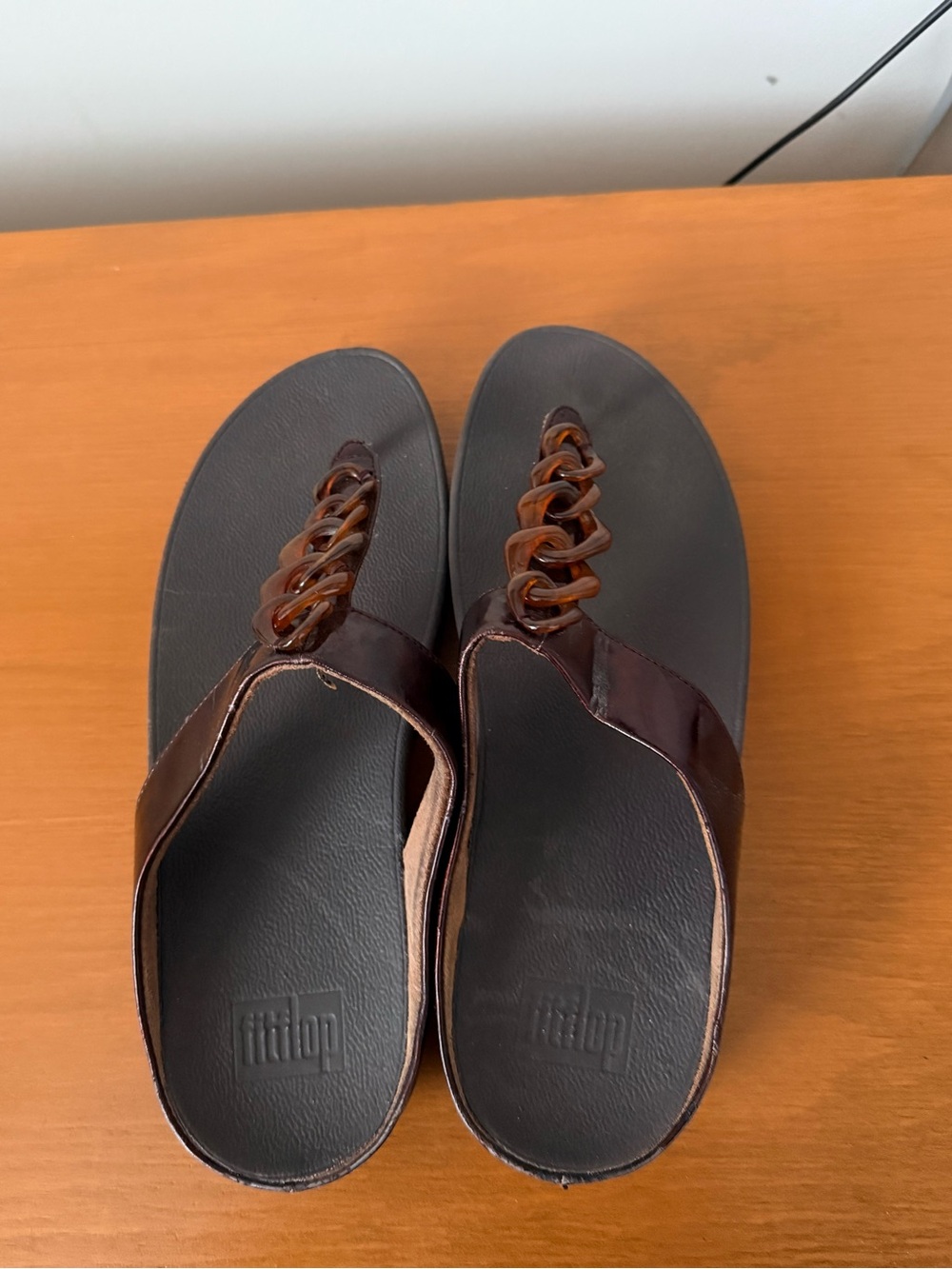 Fitflop Woman’s Brown Leather Toe-Post Sandals with Tortoiseshell Chain